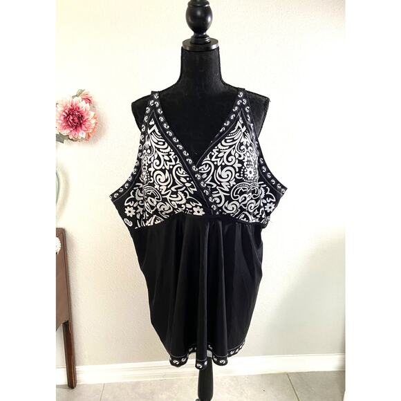 BloomChic NWT Bandana Paisley Swimsuit Plus Size 30 One Piece Black White Swim - Picture 1 of 4